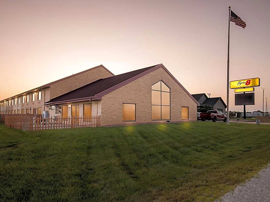 Super 8 by Wyndham Sturtevant Racine