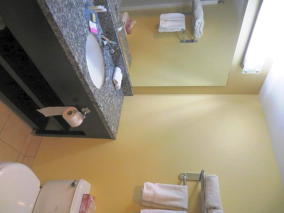 Super 8 by Wyndham Saskatoon Near Downtown