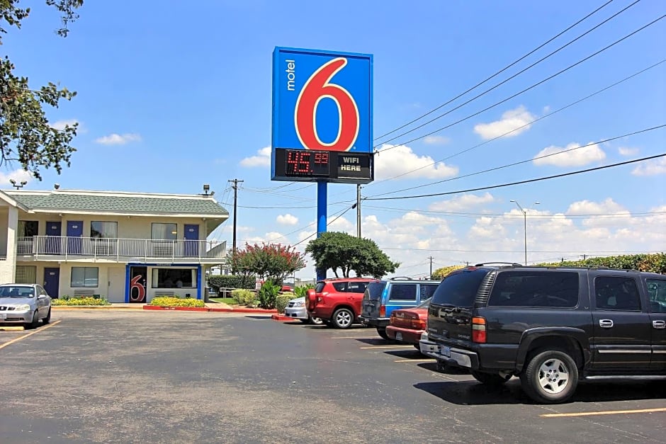 Motel 6 Austin, TX - Central - North