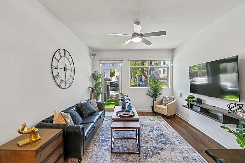 Beverly Grove Chic City Oasis 2 BR Apt with Den 138