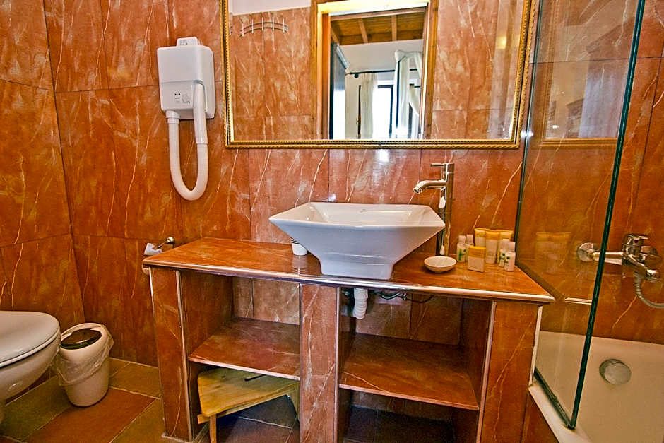 Camelot Traditional & Classic Hotel