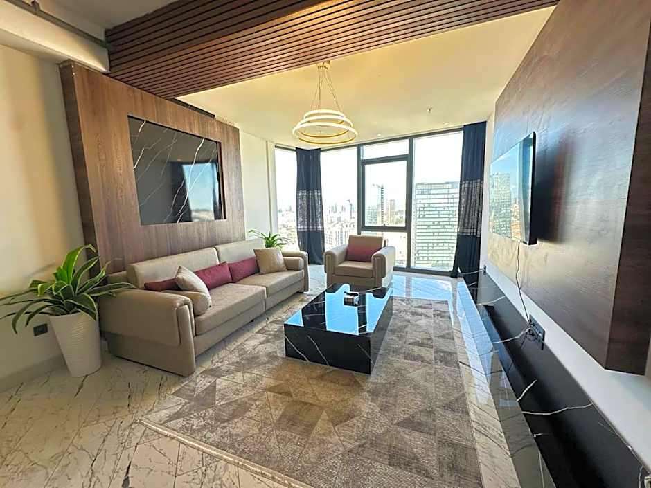 Stunning skyview luxury apt floor in high floor
