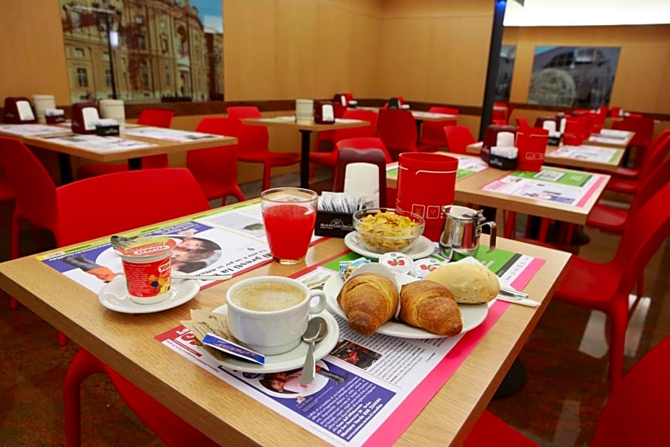 Le Petit Hotel