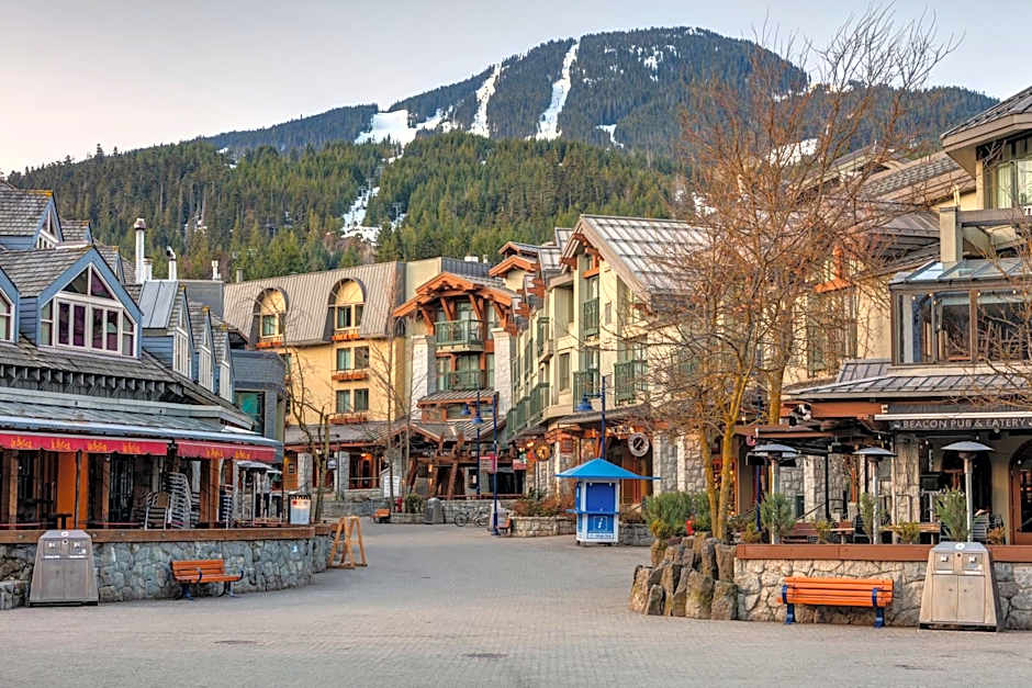 Group Stays - Large Renovated Apartment with Pool and Hot Tub