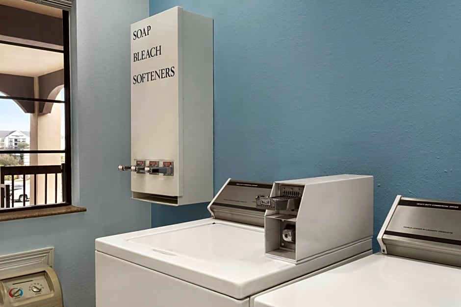 Days Inn & Suites by Wyndham Houston Hobby Airport