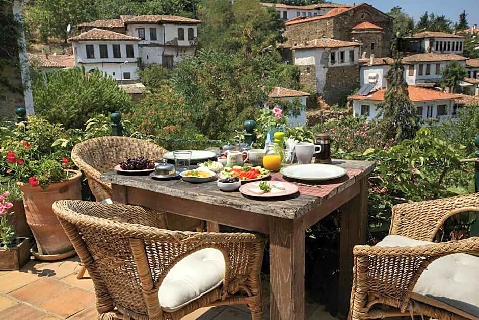 Terrace Houses Sirince - Fig, Olive Clockmakers and Grapevine
