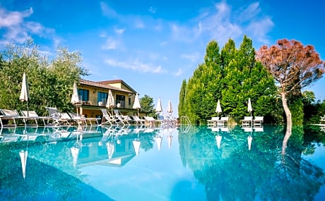 Hotel with swimming pool surrounded by greenery in San Donato Fronzano, rooms with air conditioning and breakfast included