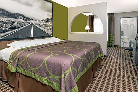 Deluxe King Suite with Jetted Tub - Pet Friendly/Smoking