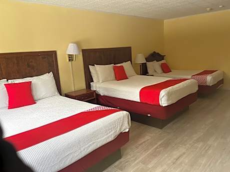 2 Queen beds and 1 single bed