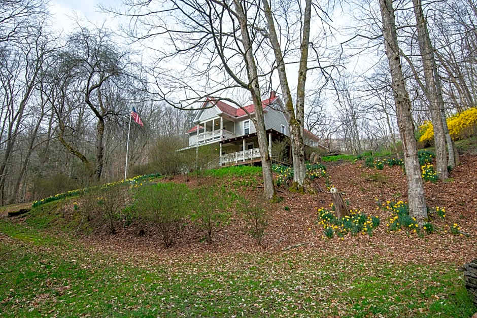 Moore House Inn & Cabins