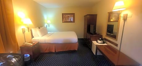 Queen Room with Roll-In Shower - Mobility Access