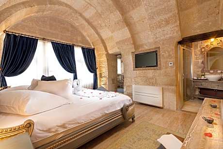 Deluxe Suite with Spa Bath