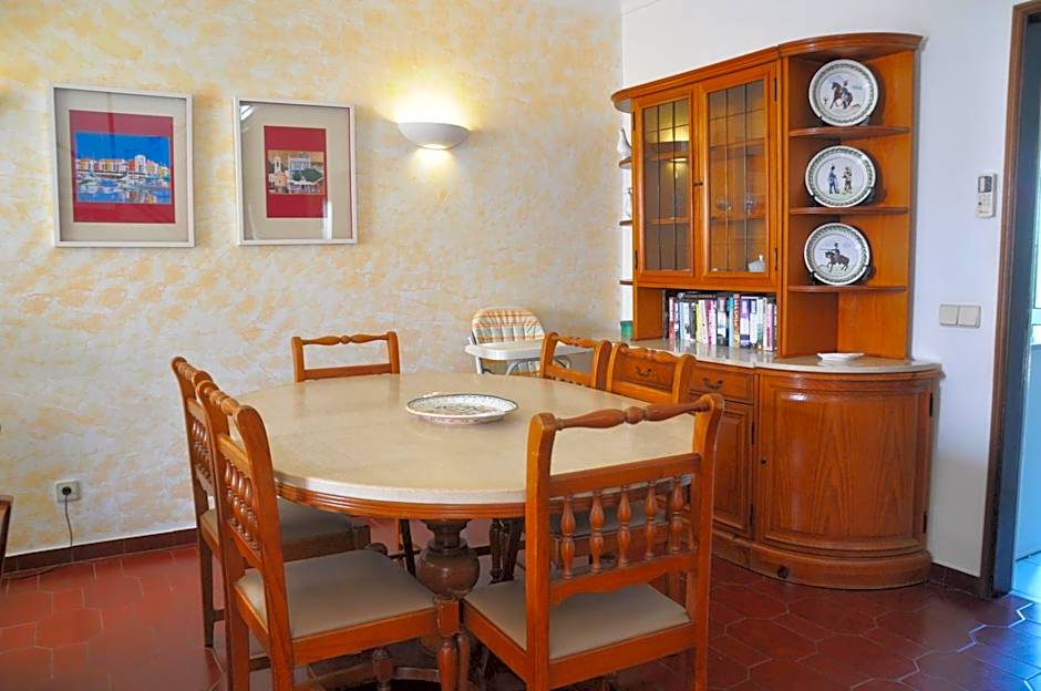 Stylish well-equipped, private pool, close to amenities, free AC Wifi