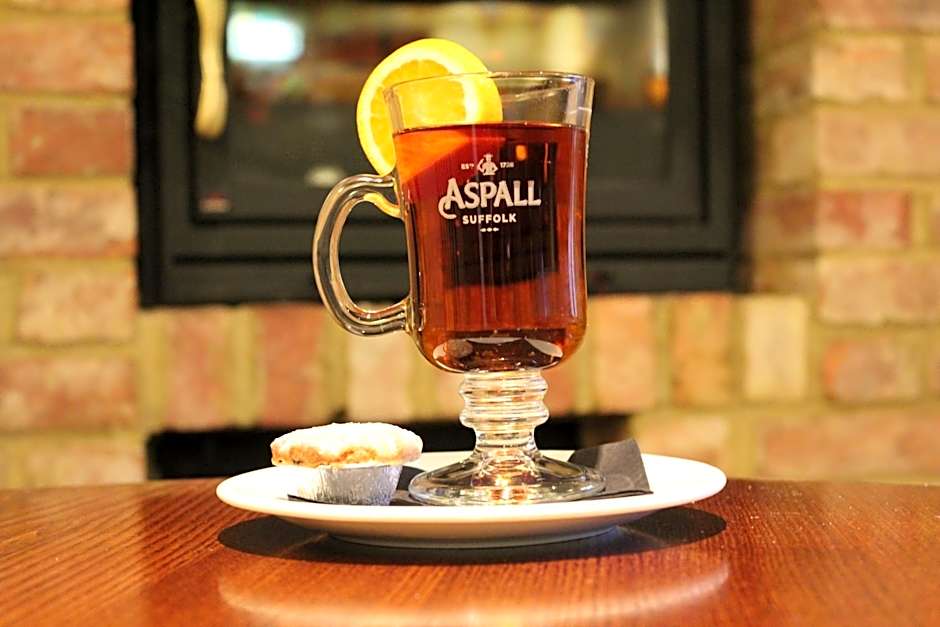 Narrowboat at Weedon