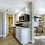 Commander Hotel & Suites