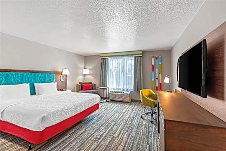 1 King Mobility Access With Tub Nonsmoking Microwv/fridge/hdtv/work Area Free Wi-fi/hot Breakfast In