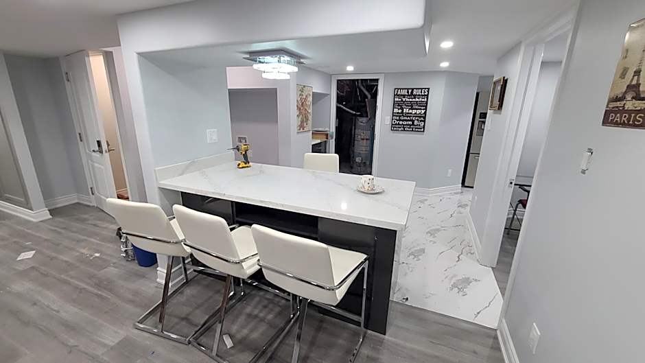 LUXURY 2-BEDROOMS UNIT WITH WIFI, LDR & PARKING.