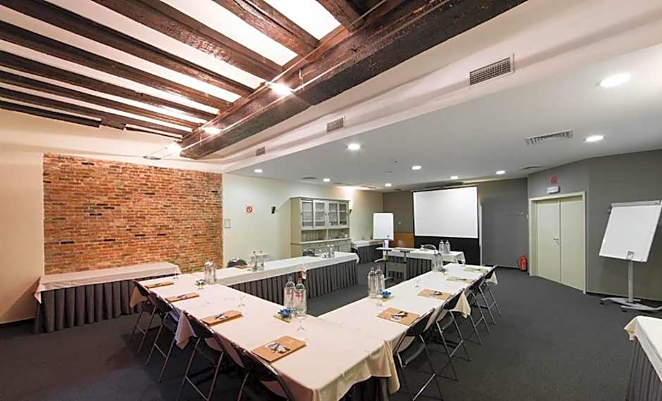 Budget Rooms by Ghent River