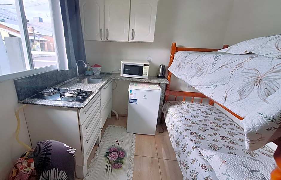 KITNET S1 em TORRES-RS - Na mais bela praia Gaúcha - Cozinha - Banheiro - Ar condicionado - TV e Wi-Fi - Estacionamento - Anfitriã Superhost no BnB