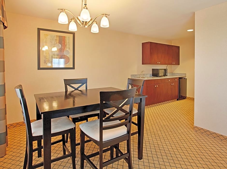 Holiday Inn Express Hotel & Suites Wichita Airport, an IHG Hotel
