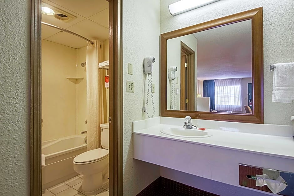 Econo Lodge Inn & Suites Bentonville – Bentonville, AR
