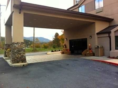 Smoky Mountain Inn & Suites