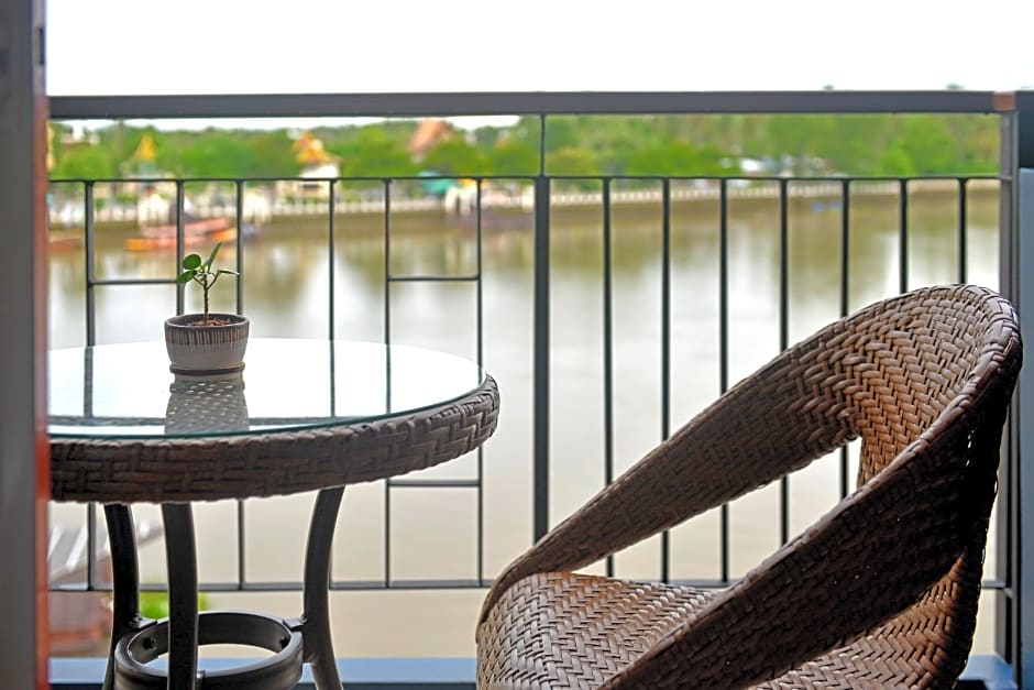 Amphawa Riverfront Hotel