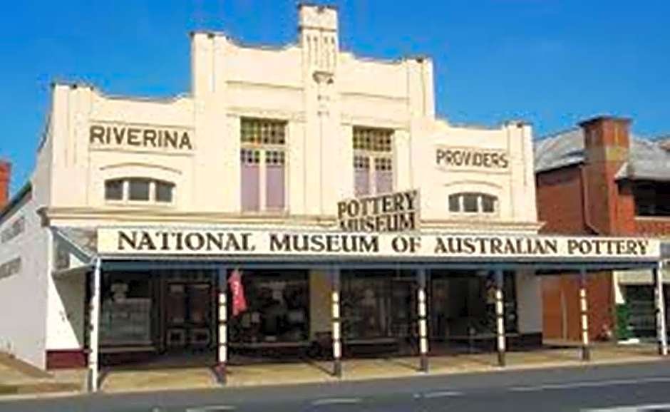 Holbrook Town Centre Motor Inn