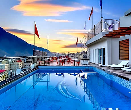 The Leisure Cave Premier