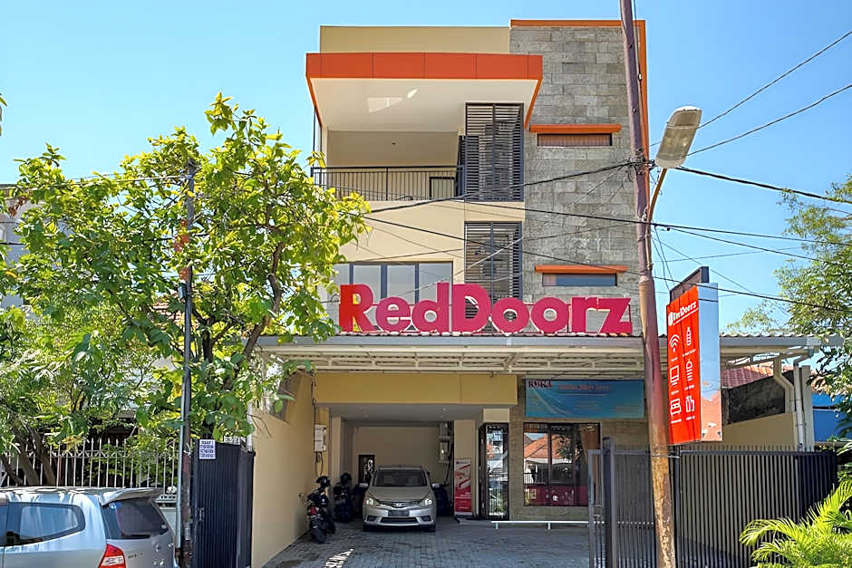 RedDoorz Syariah near Airlangga University Campus B