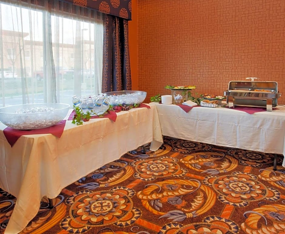 Holiday Inn Express & Suites Sacramento NE Cal Expo By IHG