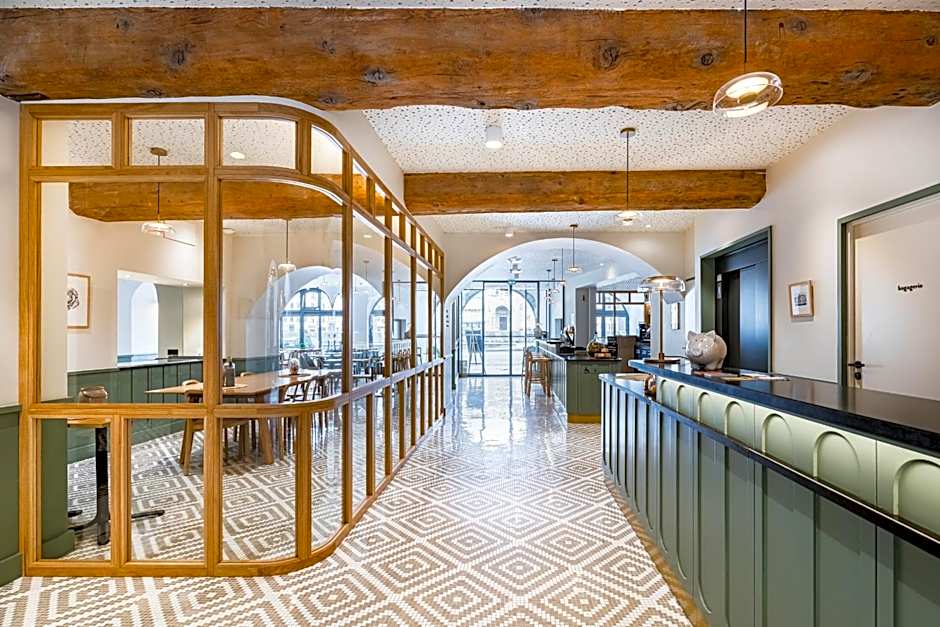 Le Phenix Hotel