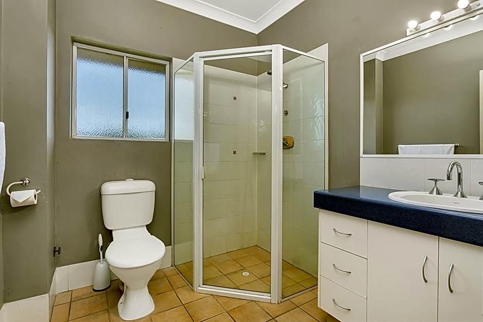 Cairns Reef Apartments & Motel