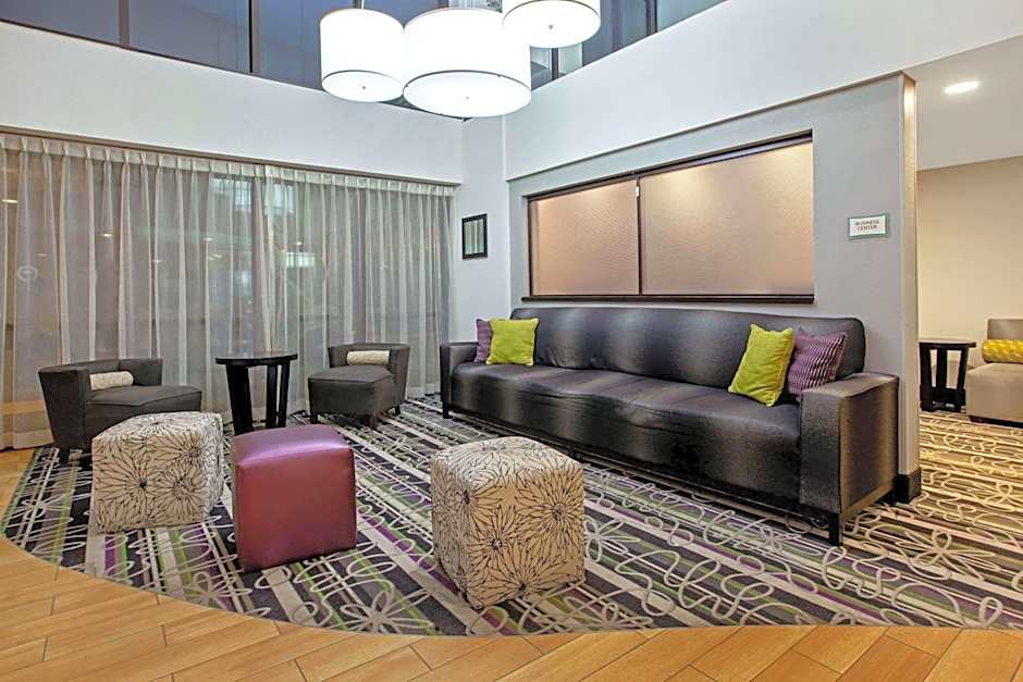 La Quinta Inn & Suites by Wyndham Detroit Metro Airport