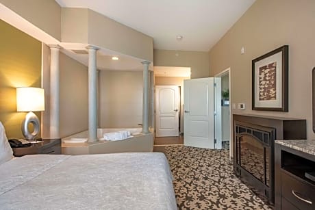 Two-Bedroom Suite with Hot Tub 