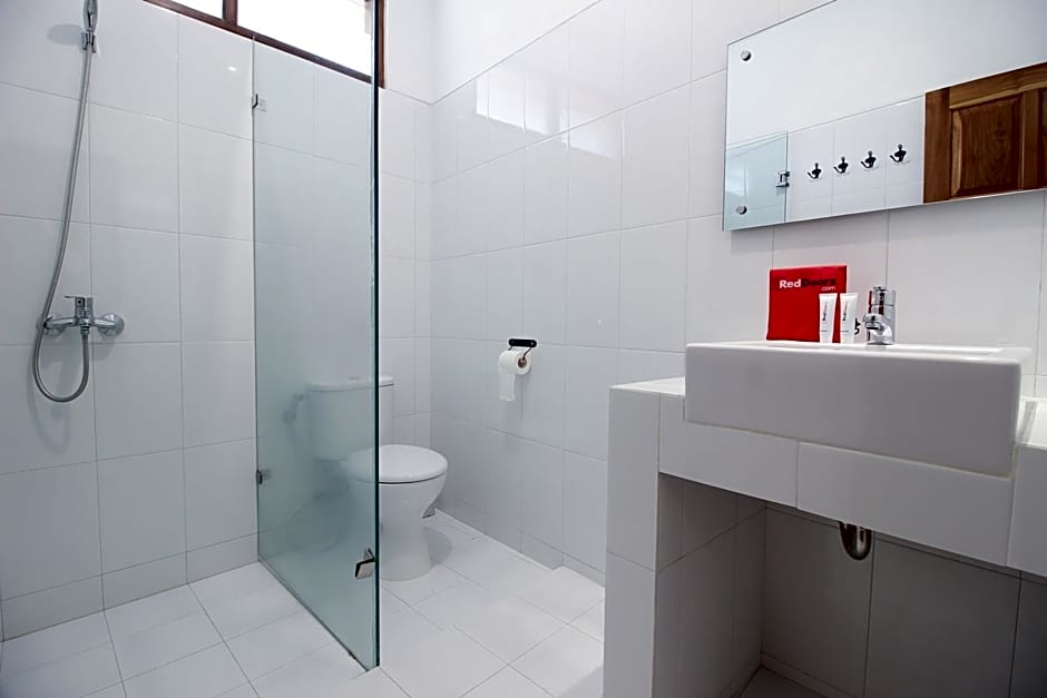 RedDoorz Plus near Alun Alun Selatan 2