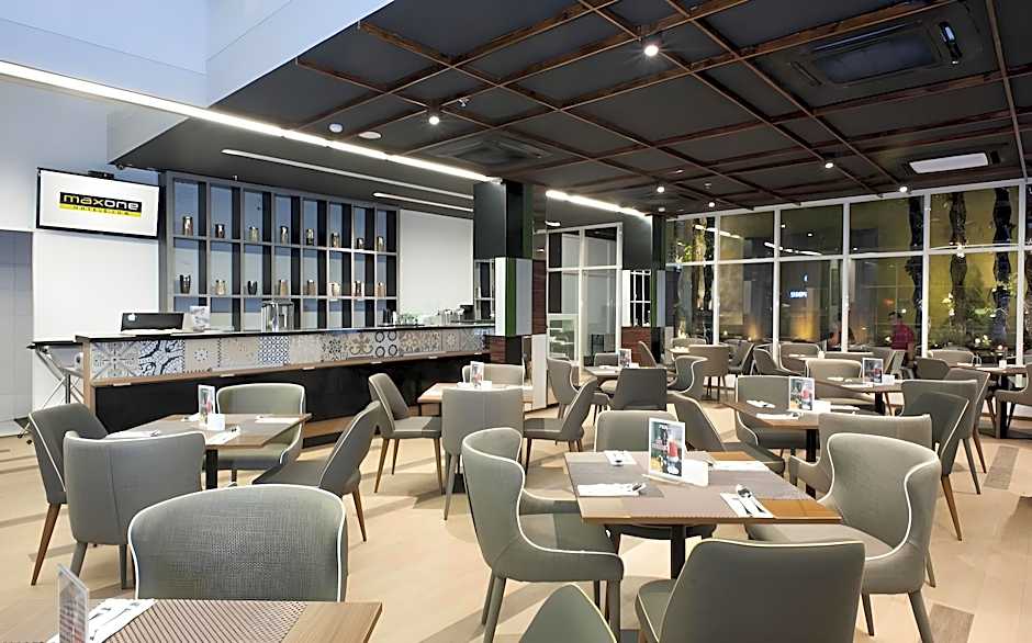 MaxOneHotels.com@Dharmahusada - Surabaya