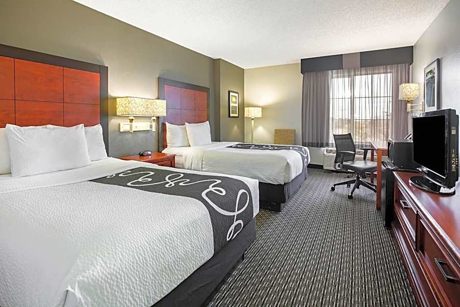 La Quinta Inn & Suites by Wyndham DFW Airport South/Irving