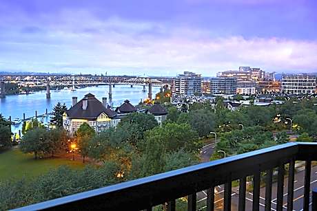 1 Bedroom Executive Suite, 1 King, Willamette River view, High floor