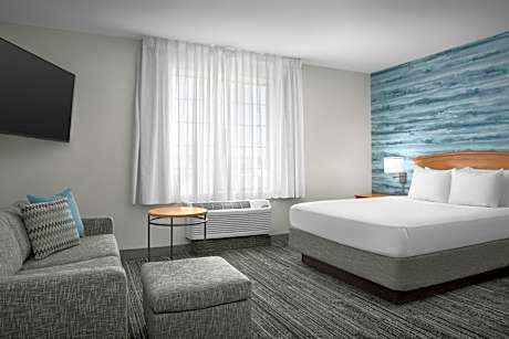 Queen Studio with Sofa Bed and Adapted Tub - Mobility and Hearing Accessible