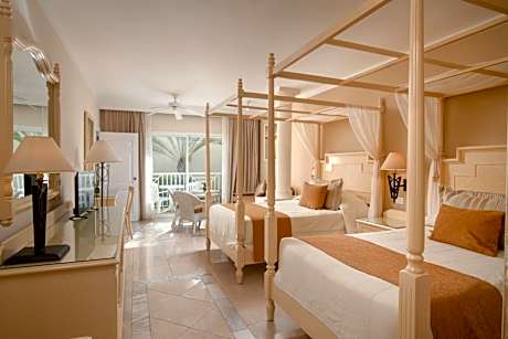 Junior Suite Superior (3 Adults + 1 Child)