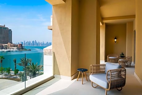 One-Bedroom King Suite with Sea View and Balcony