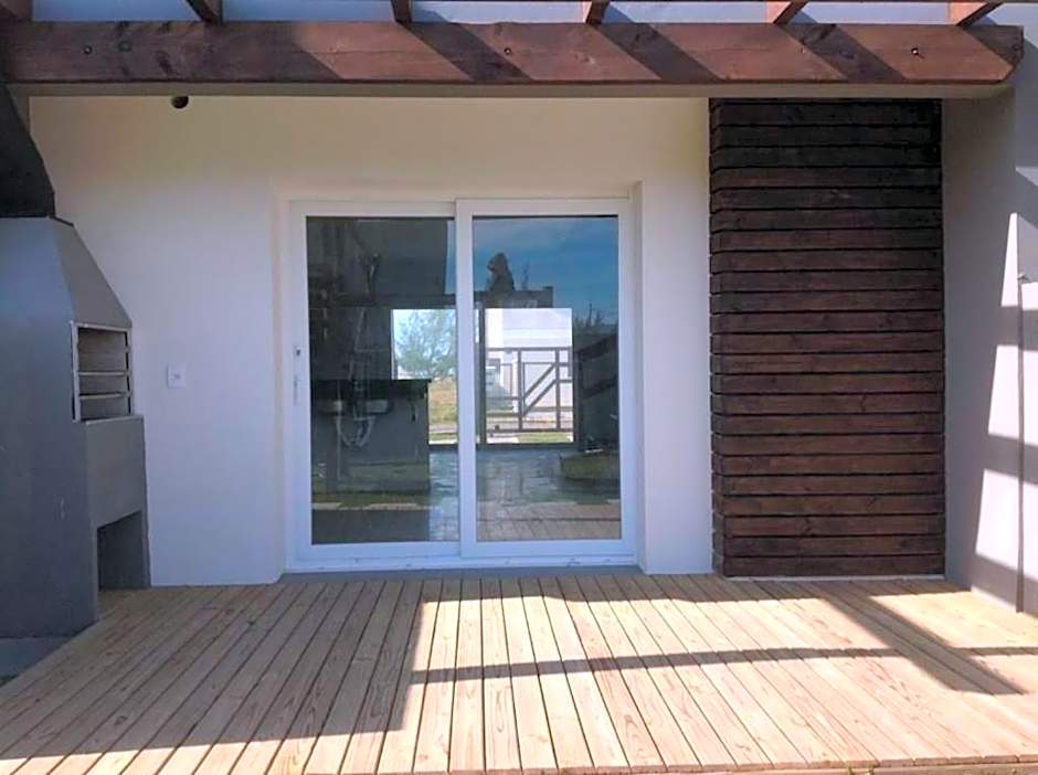 Sobrados com suíte e sacada vista ao mar