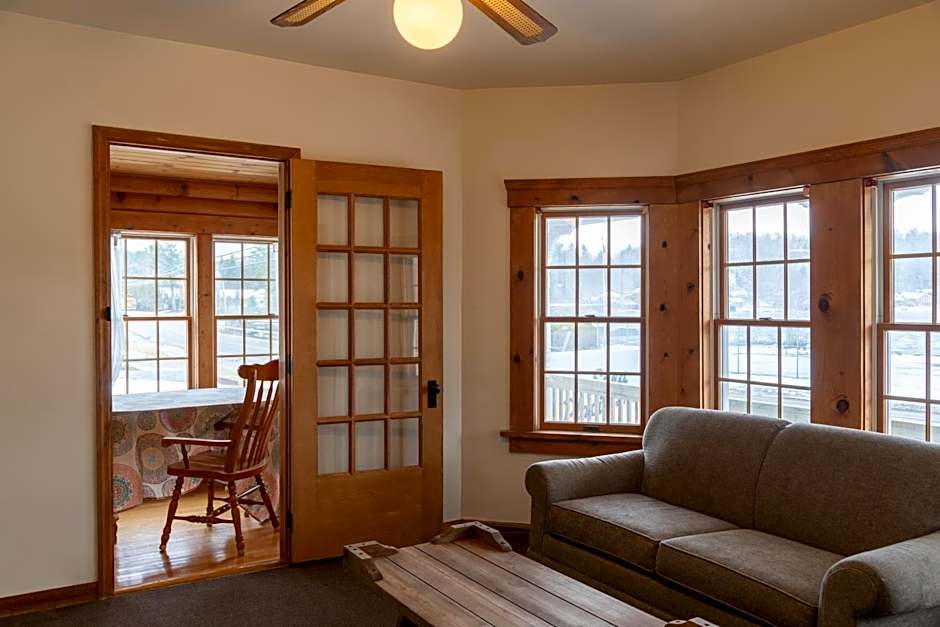 Sara Placid Inn & Suites