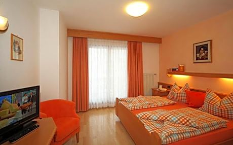 Superior One-Bedroom Apartment with Balcony and Mountain View