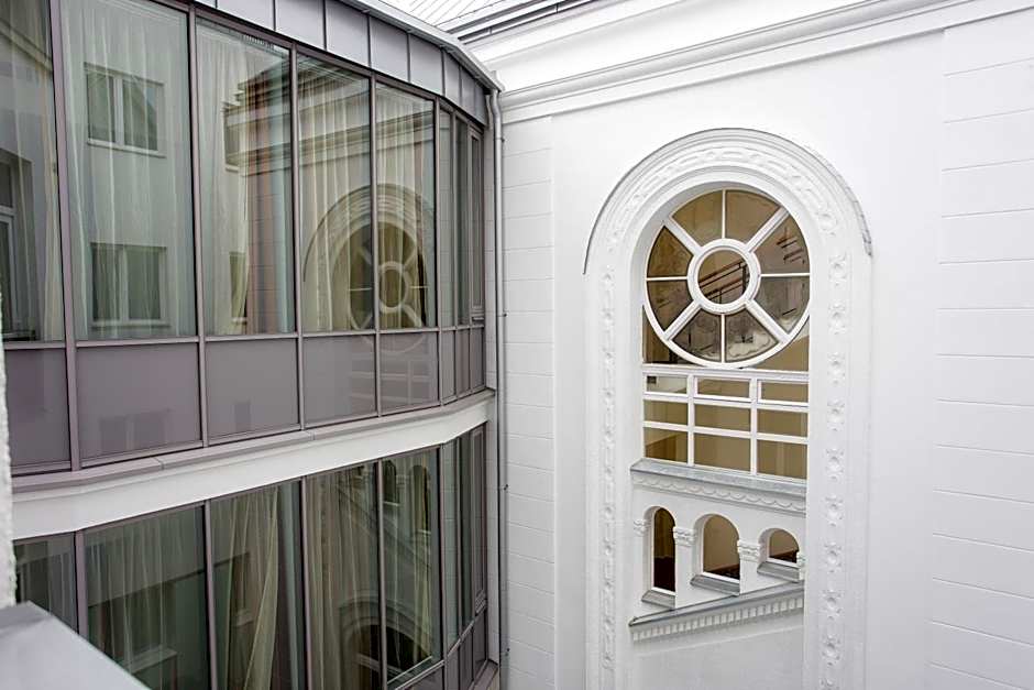 12 Revay Hotel
