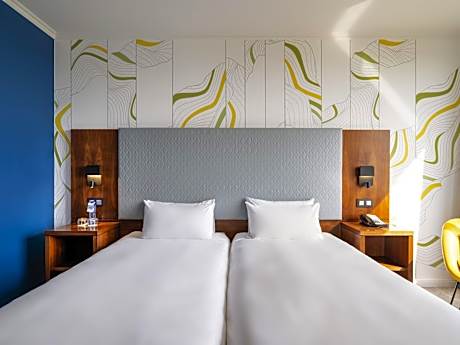 Classic Twin Room with City Side View