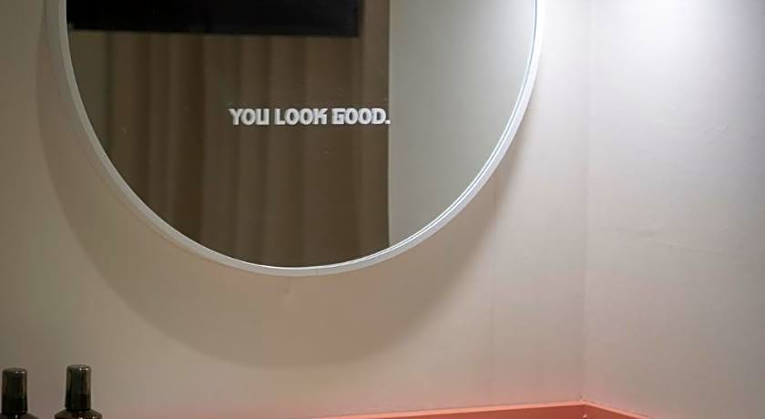 Croissant Hotel Guri by AanK