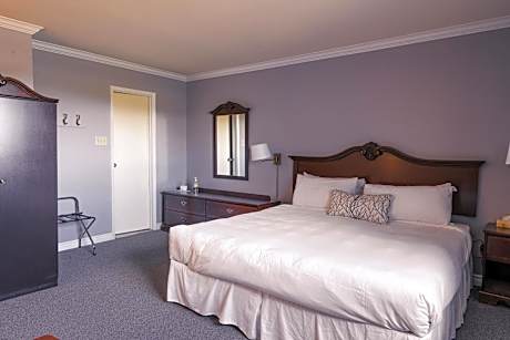 Room 224, Ski and Out