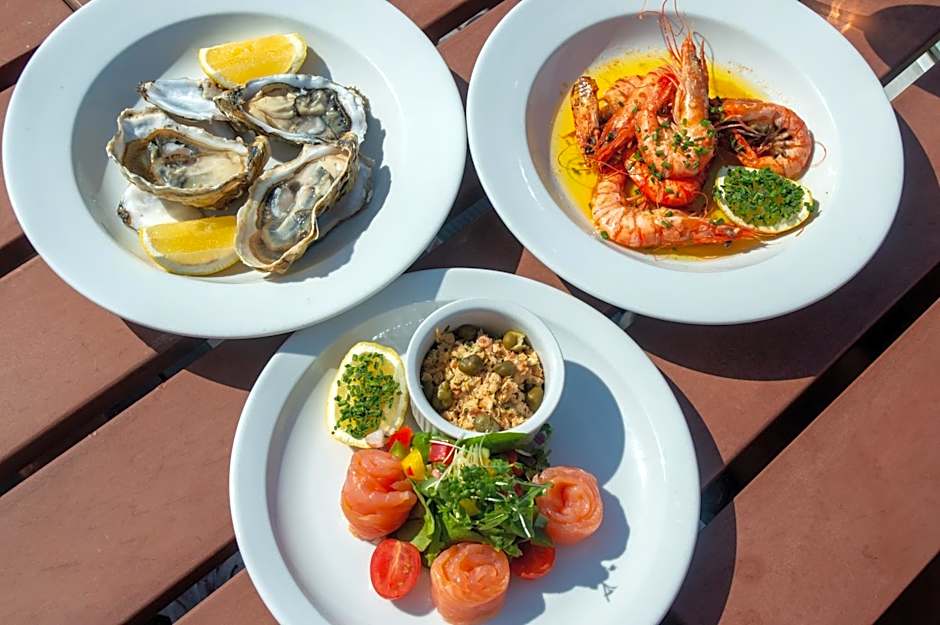 Hollytree Hotel and Swimming pool